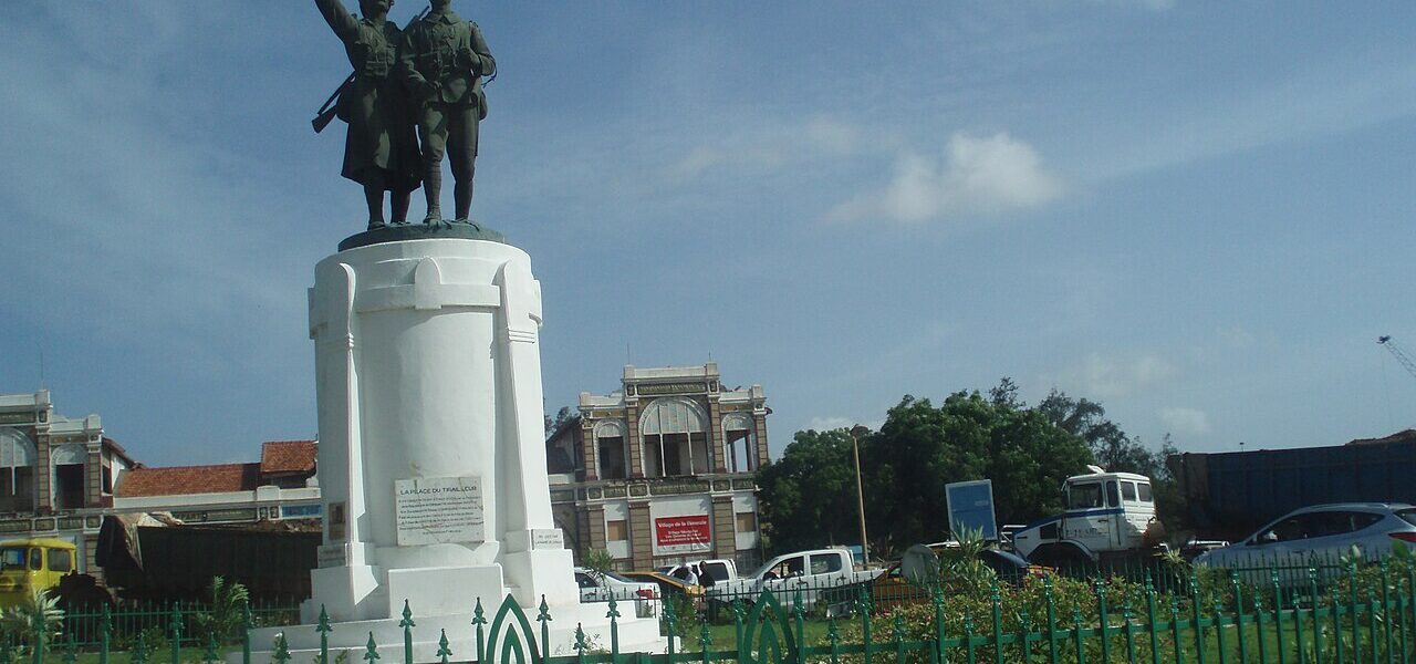 1280px Statue Place du tirailleur sC3A9nC3A9galais Dakar