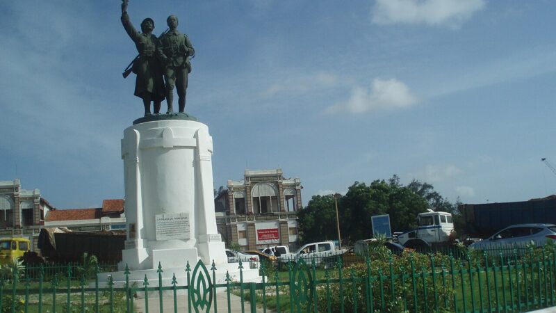 1280px Statue Place du tirailleur sC3A9nC3A9galais Dakar